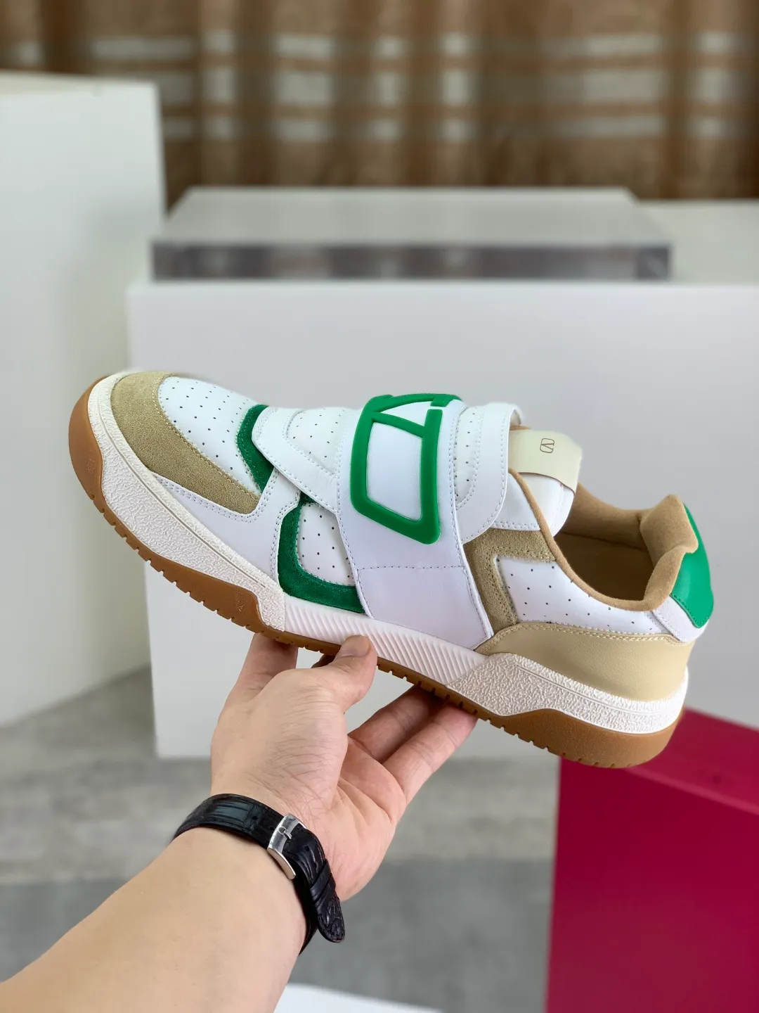 Men's men's shoes 💰P680 New Valentino 𝑶𝒏𝒆𝑺𝒕𝒖𝒅 Couple's sports shoes series Valentino 2025 new couple's sports shoes are on sale. The original ZP purchase and dismantling. Repeated pattern making and modification. 1:1 restoration! Top luxury masterpiece Velcro design Soft and comfortable imported calfskin brings excellent elegant texture and excellent on-foot comfort Top purchasing version upper: imported calfskin surface/original oil edge craftsmanship Lining: water-dyed sheepskin lining Outsole: original development 𝐓𝐏𝐔 two-color combination outsole Packaging: original configuration complete package Code number: 35-46